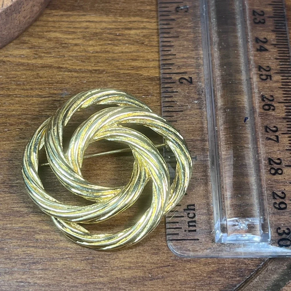 Vtg Monet Gold Tone Textured Interlocking Love Knot Rope Brooch Pin Signed
